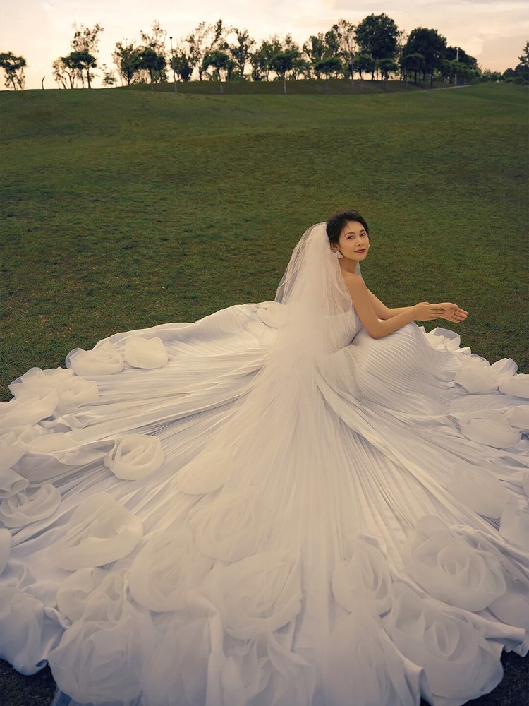 夕阳婚纱照 电影感草坪婚纱照