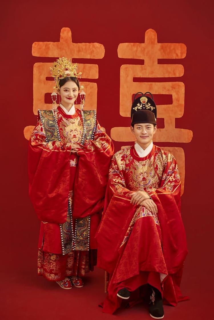 嘉兴拍古装汉服婚纱照 凤冠霞帔金黄的喜字特别喜庆