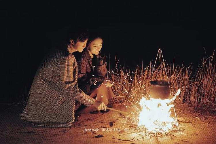 山顶夜景婚纱照 夜幕下篝火的烟火气