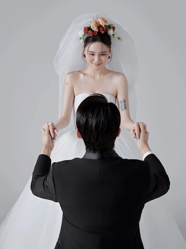 在彼此对视的无数个瞬间 浪漫内景婚纱照