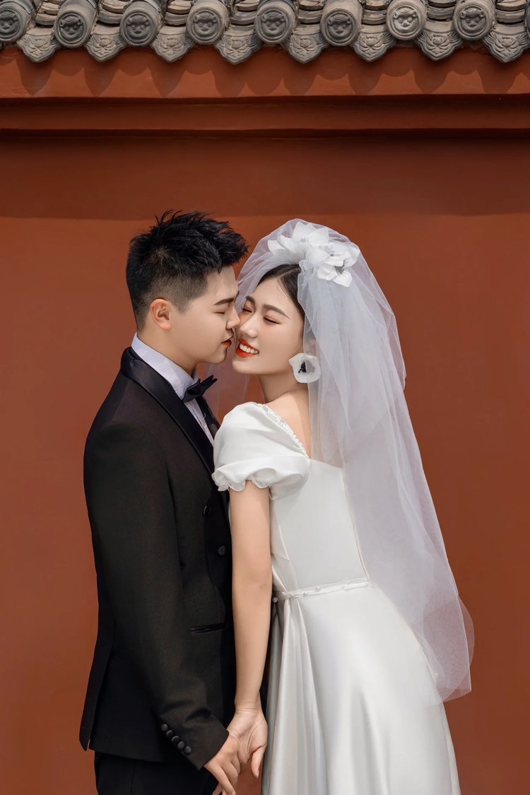 这组街拍婚纱照太有个性 红墙街拍婚纱照