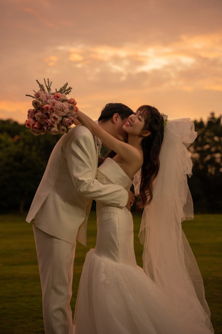 优雅草坪婚纱照 婚纱摄影风格推荐