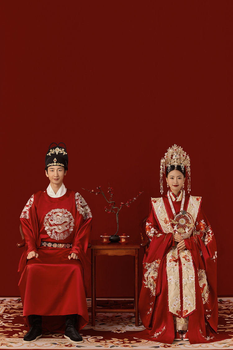 中式婚纱摄影:中式汉服凤冠霞帔婚纱照