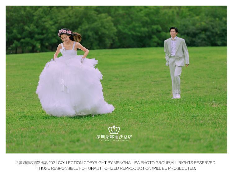 “怦然心动”森系草坪婚纱照 颇有法式油画风格