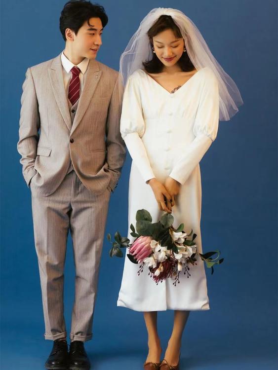 新疆旅拍婚纱照:时尚简约婚纱照 纯色背景主纱婚纱照