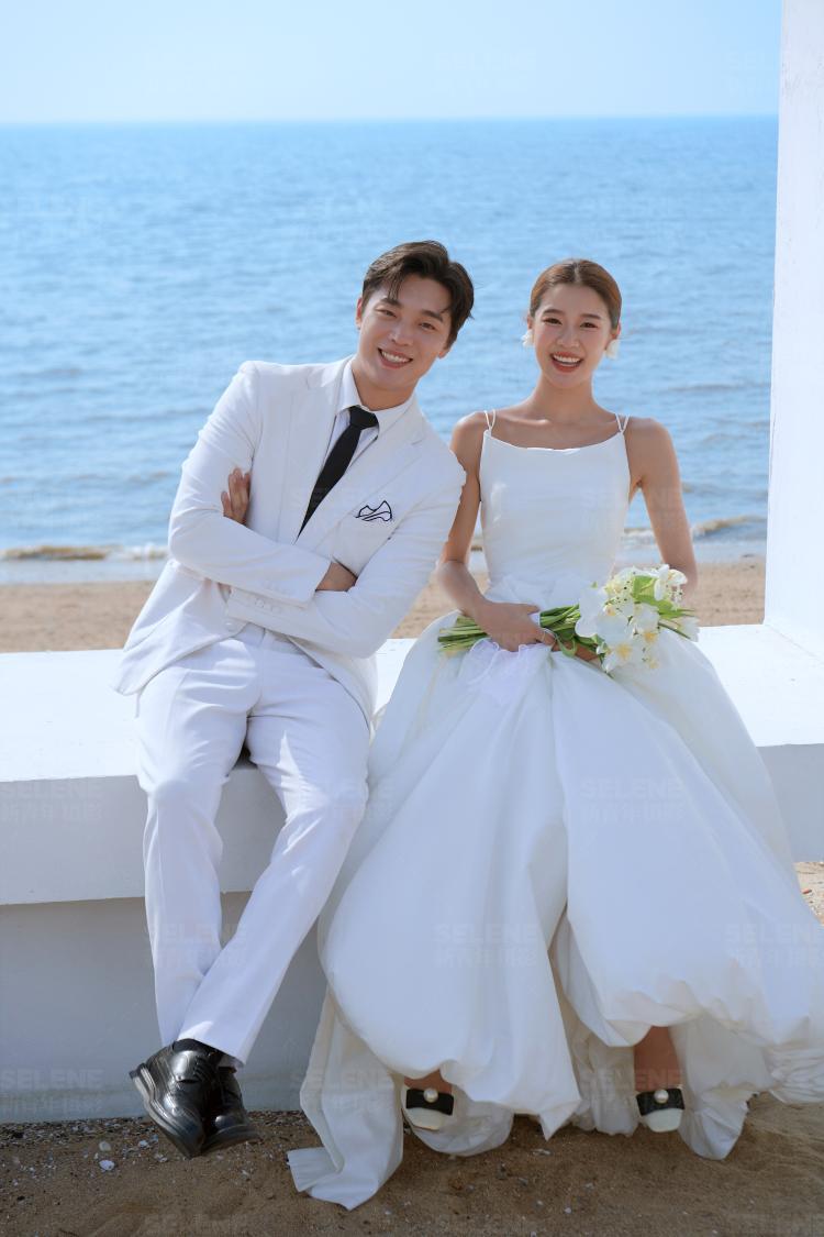 大连婚纱摄影:蓝白搭配海景 海边漫步婚纱照