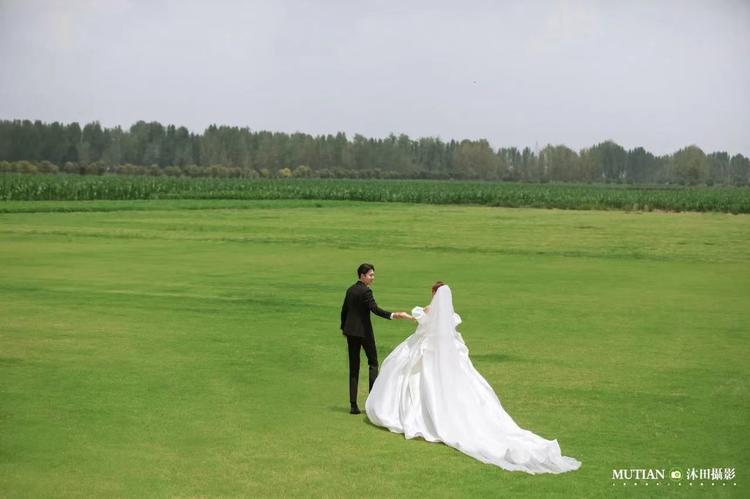 浪漫森系大草坪婚纱照 让爱情在自然中生长