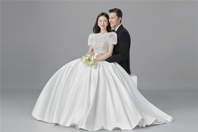 纯白色极简高级感婚纱照 简约干净精致的氛围