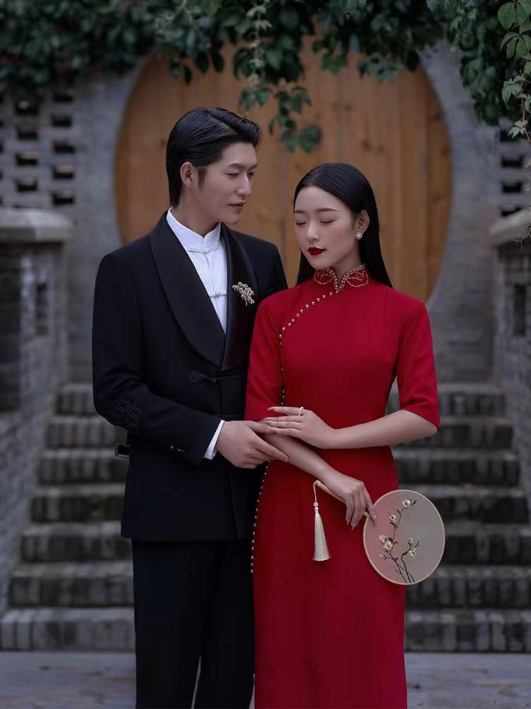 中式园林红色旗袍婚纱照 复古风味足