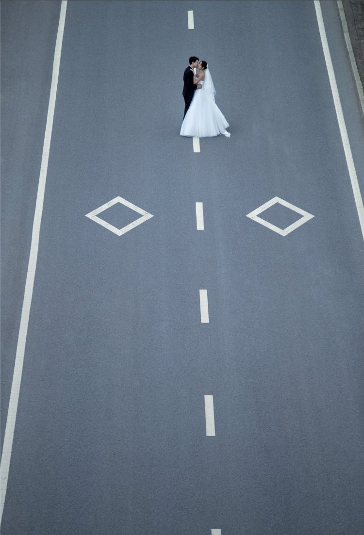 创意街拍婚纱照 公路上的人生陪伴