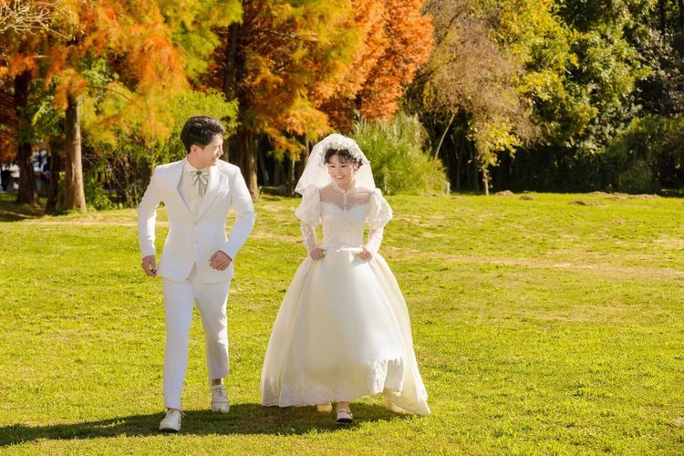 草坪优雅婚纱照 个性时尚又高级感
