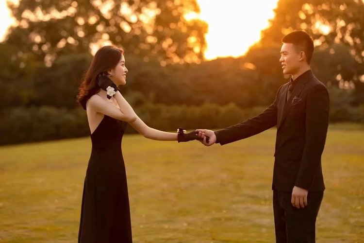 每一帧画面都无比浪漫 夕阳草坪婚纱照