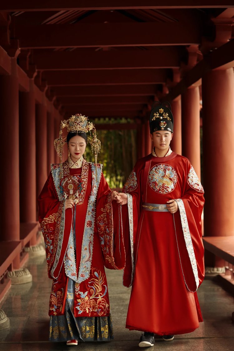 凤冠霞帔,拍一组属于中国女孩的明制汉服婚纱照