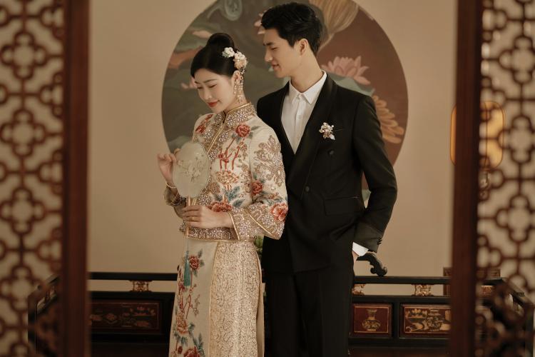 新中式内景秀禾婚纱照 金色秀禾服贵气十足