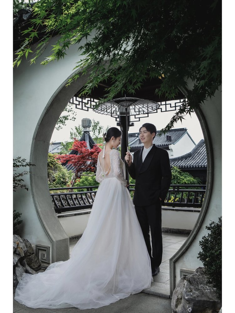 在徽派建筑的园林里 新中式园林婚纱照