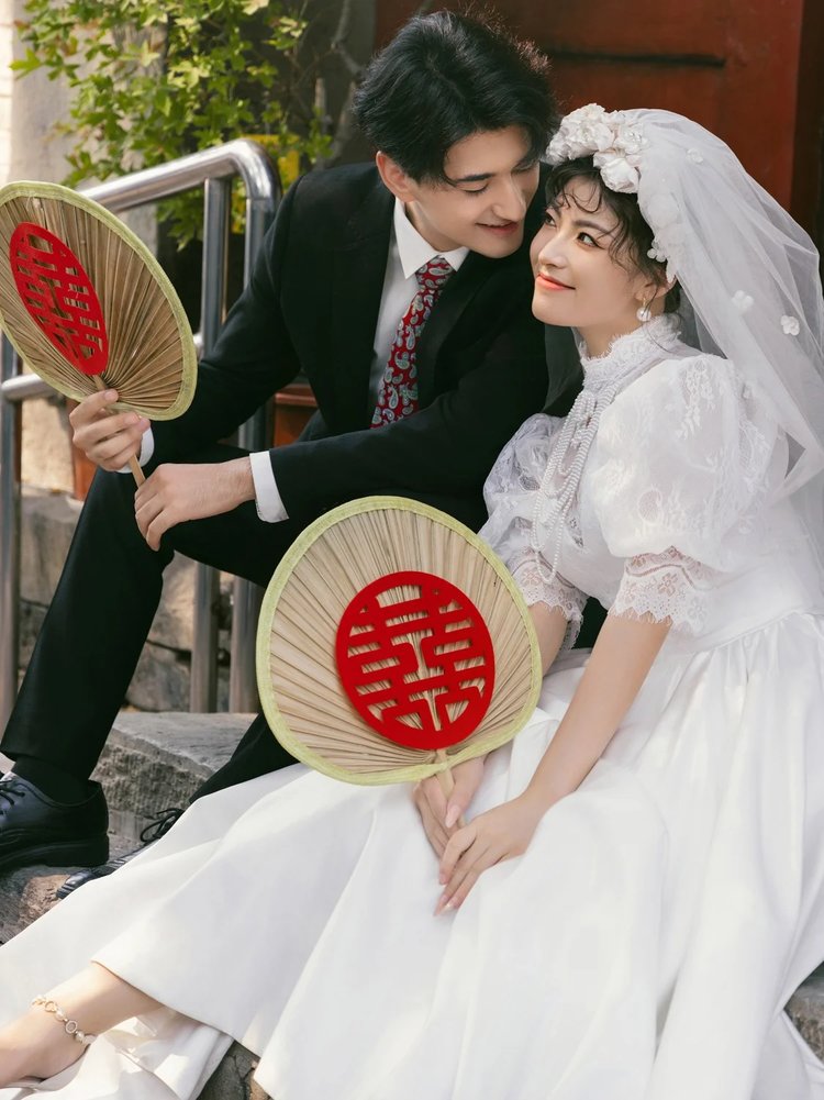 外景胡同婚纱照 婚纱摄影拍摄时尚符号