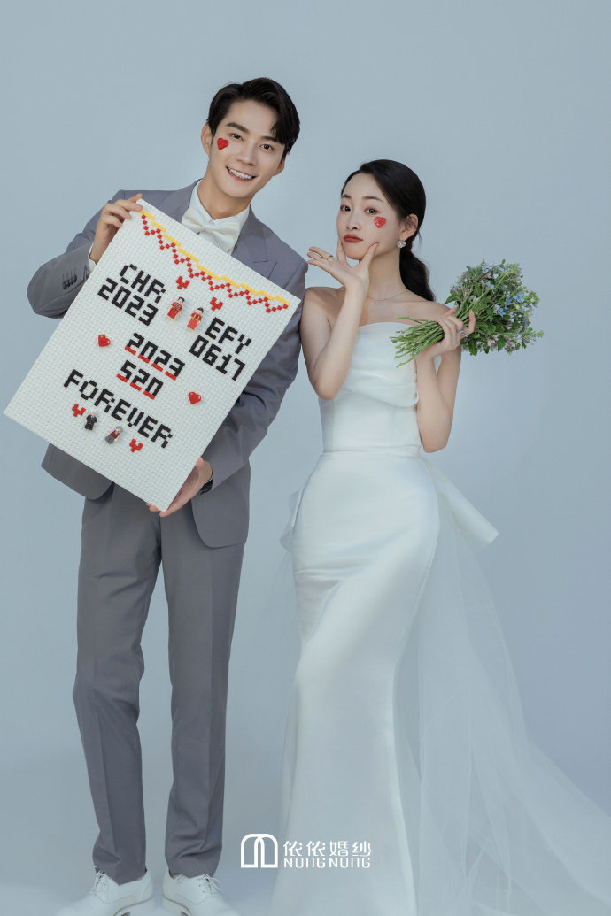 纯色可爱婚纱照·侬侬婚纱摄影
