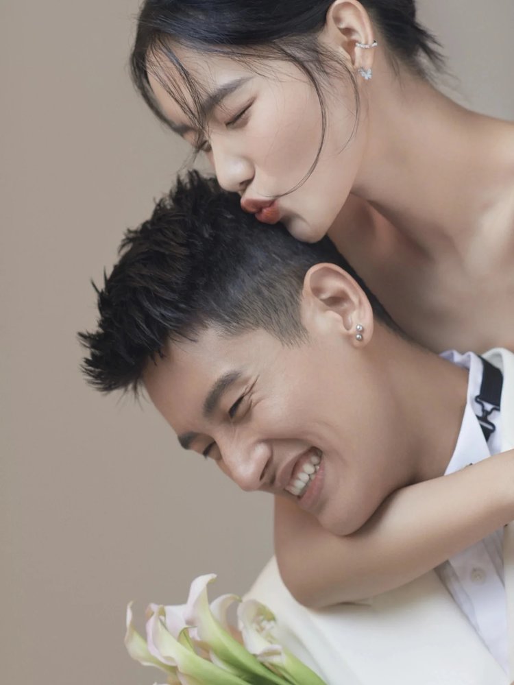 来一组单色极简风格婚纱照 婚纱摄影拍摄时尚符号