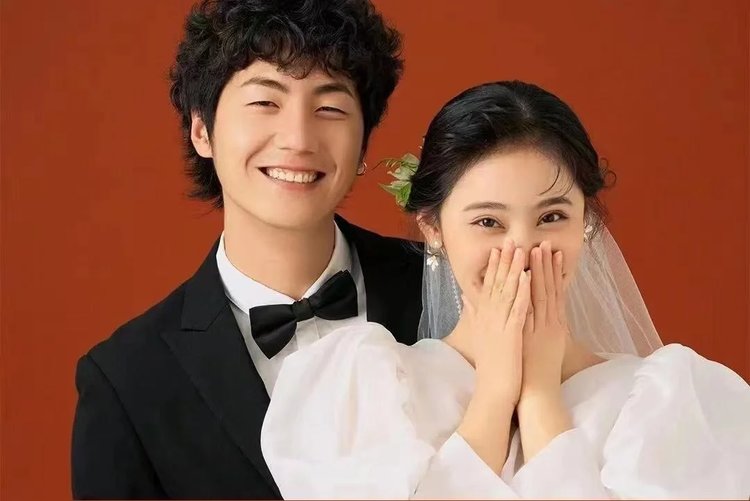 喜嫁红背景婚纱照 轻松俏皮婚纱摄影