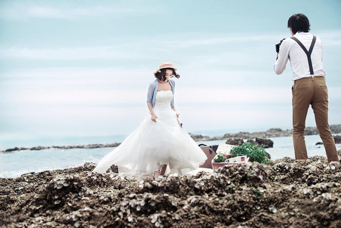 清新风礁石海边婚纱照 青岛婚纱摄影