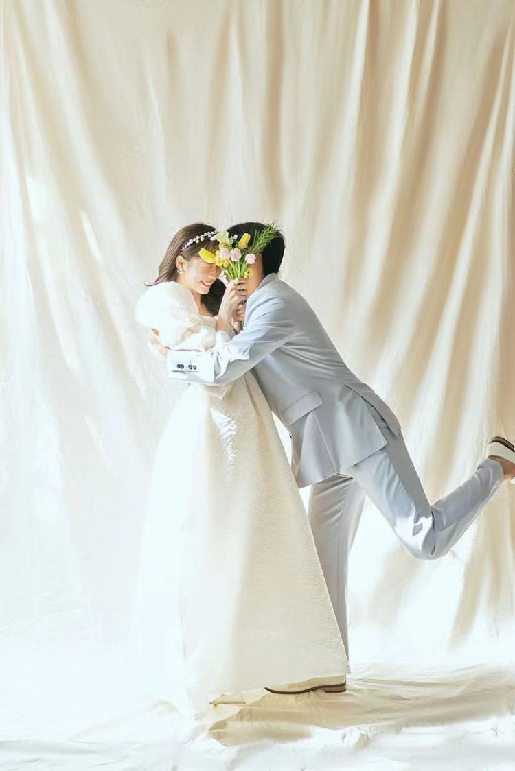 甜蜜生活主题婚纱照 帷幔背景简约的韩式婚纱摄影