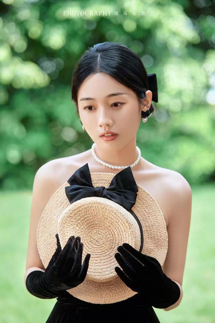 春日电影婚纱照,森系草坪黑纱婚纱照