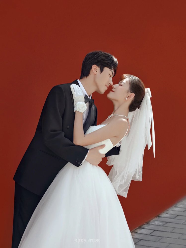 胡同红墙婚纱照,年轻人钟爱的小清新外景婚纱照