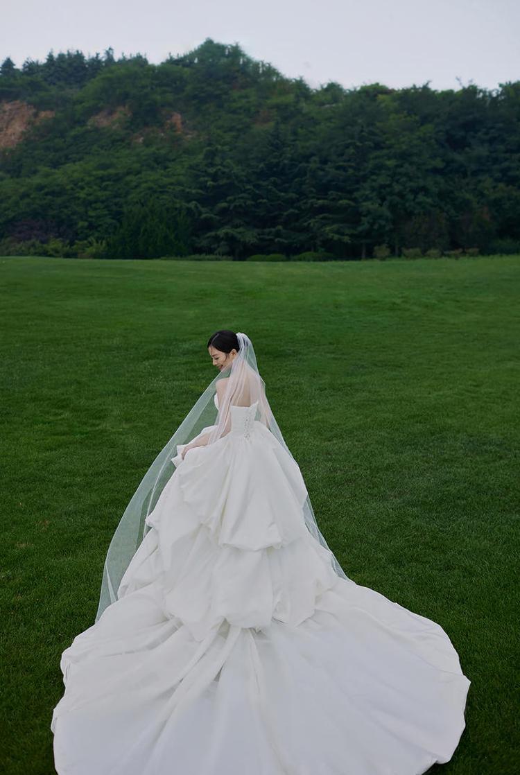 嘉兴巴黎有约婚纱摄影-浪漫草坪