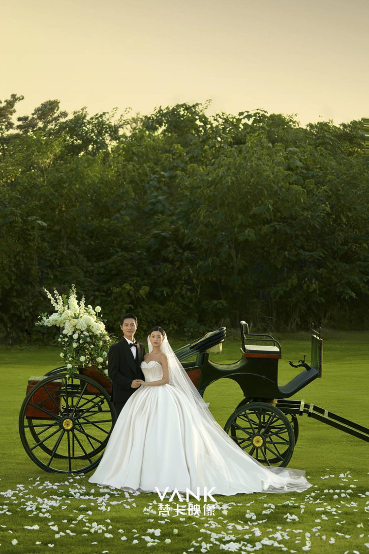 纪实风草坪婚纱照,青春系列婚纱照
