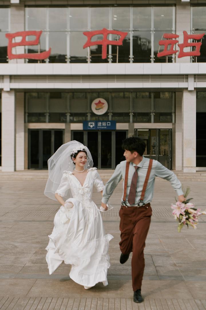 巴中拍一组复古港风街拍婚纱照 白纱和西服很配