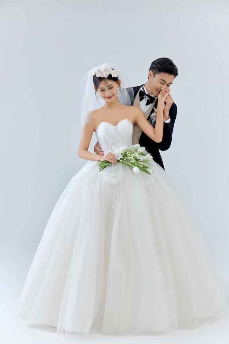 天津拍婚纱照:纯色室内抹胸婚纱照