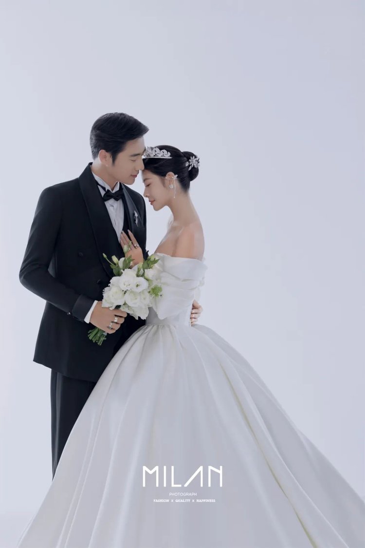 赣州婚纱摄影|爱意弥漫的纯色室内婚纱照