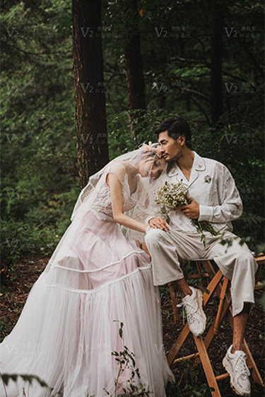 户外草坪婚纱照 森系的浪漫婚纱摄影
