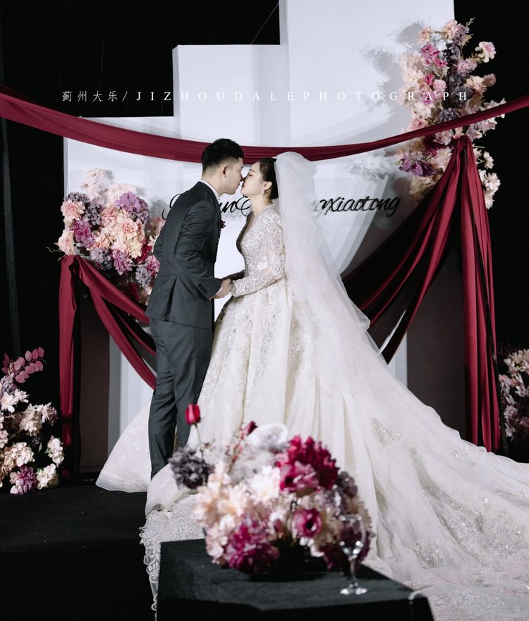 玫红色浪漫背景婚礼 天津婚礼现场