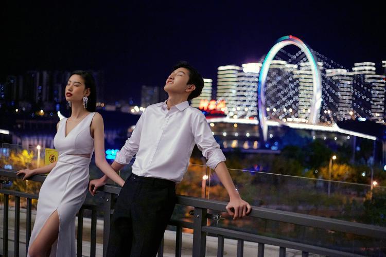 南宁外景婚纱照风格:网红戒指桥夜景婚纱照