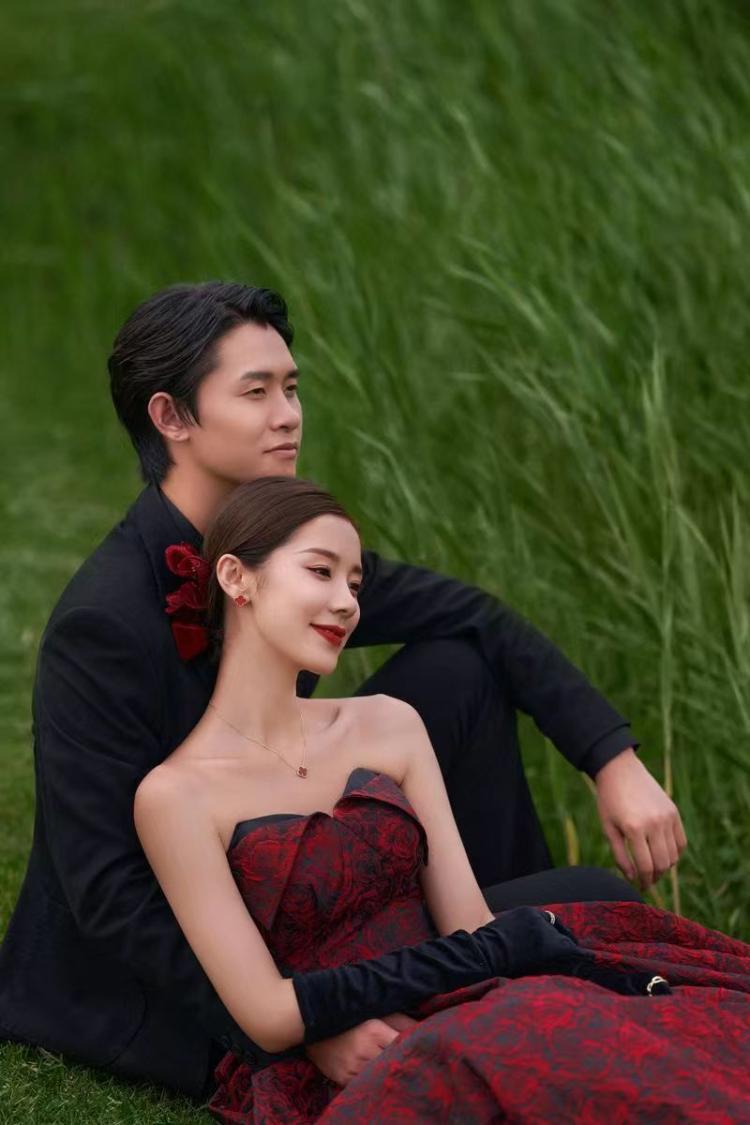 情绪纪实抹胸主纱婚纱照,森系草坪红纱婚纱照