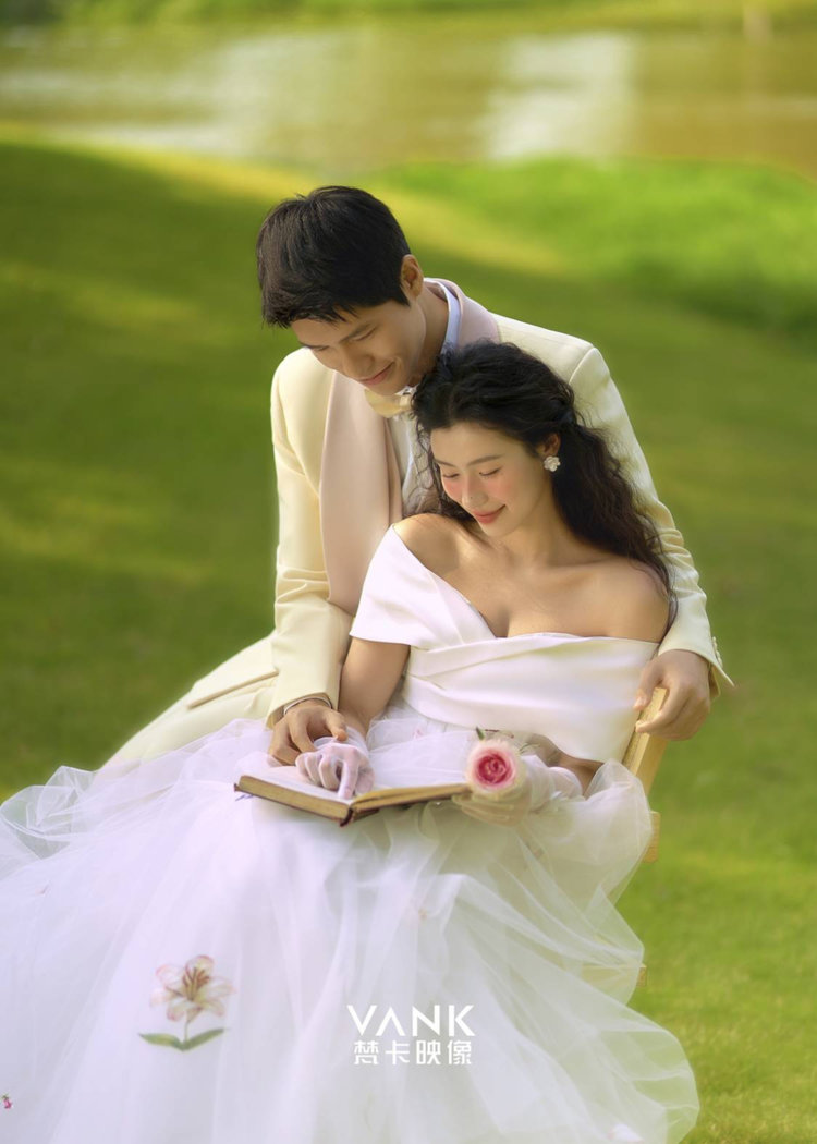 复古森系草坪婚纱照,贵阳婚纱照推荐