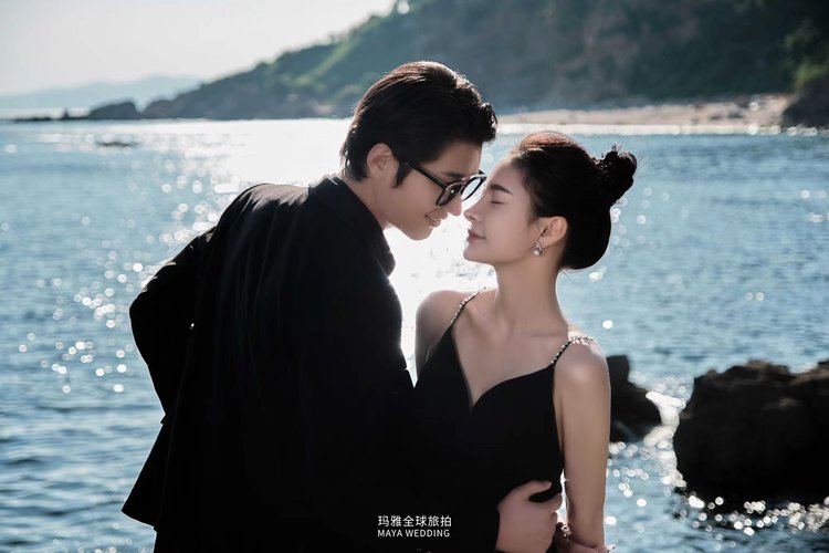海景婚纱照:海边礁石婚纱照 黑色礼服更显时尚