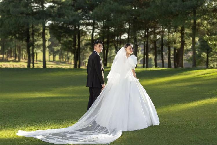 外景唯美森草坪婚纱照 自然与爱情的完美融合