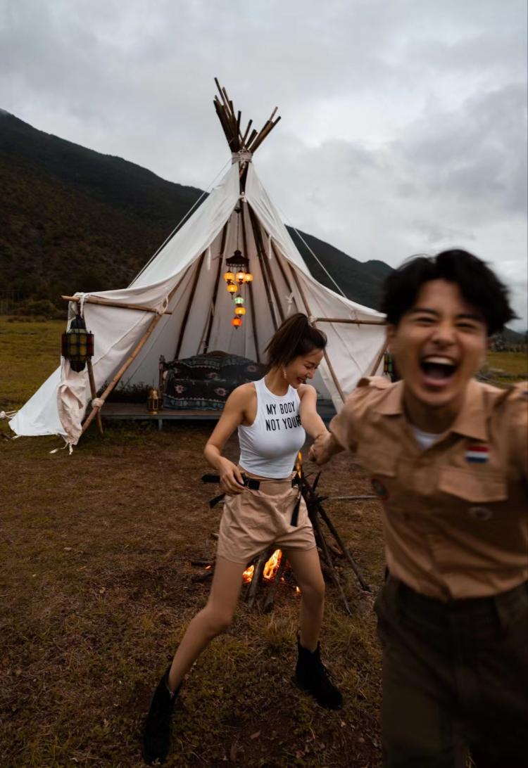 室外婚纱照推荐：露营风草地婚纱照