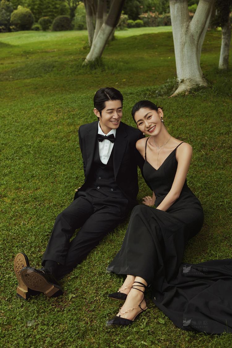 优雅高级的电影感草坪婚纱照 法式黑色礼服婚纱摄影