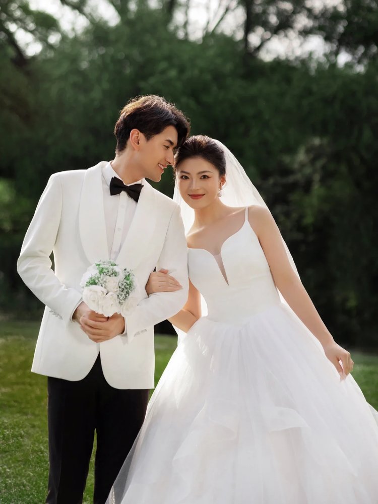 草坪婚纱照 自然限定的温柔滤镜