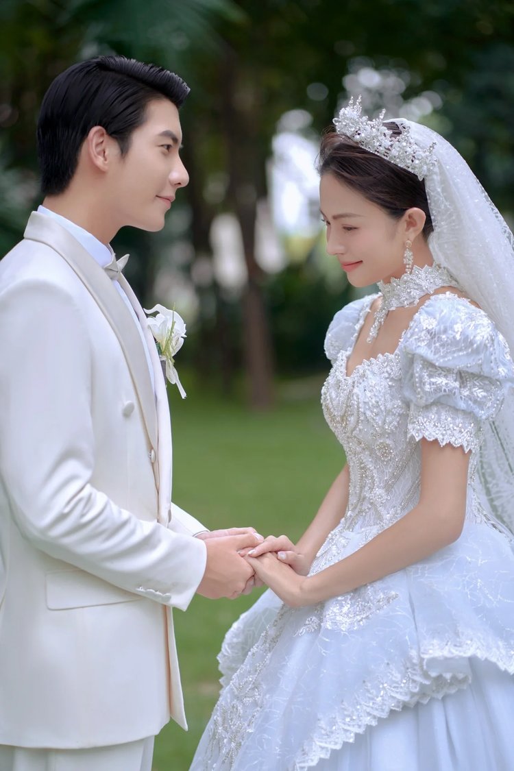 清新自然的森系婚纱照 清新绿意盎然的草坪