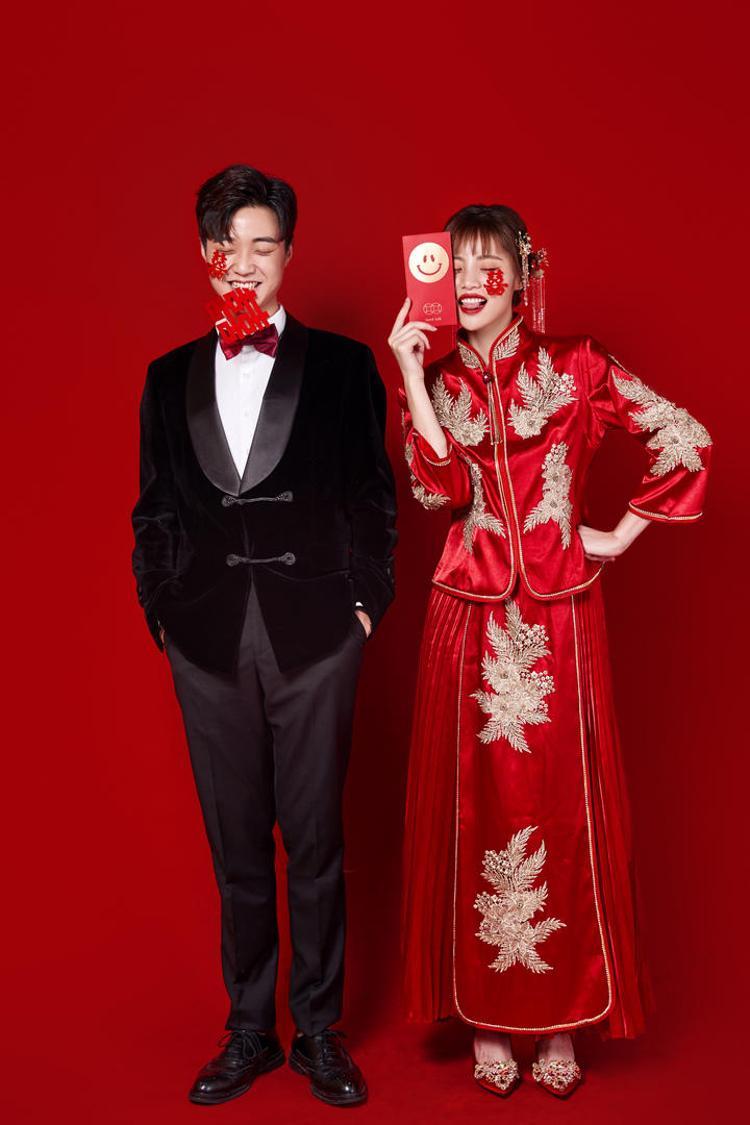 中式复古婚纱照风格,纯色背景秀禾婚纱照