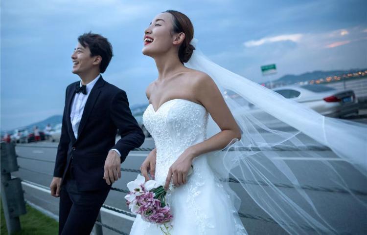创意街拍婚纱照 公路上的人生陪伴