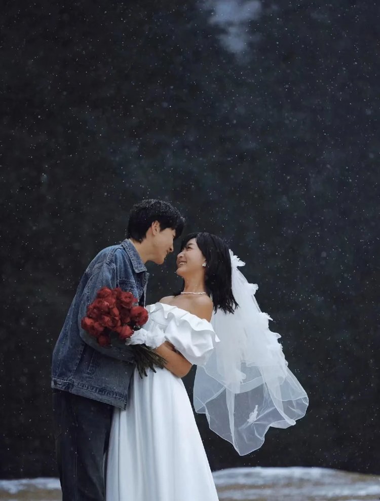 冬日雪景婚纱照 画面质感与高级感并存