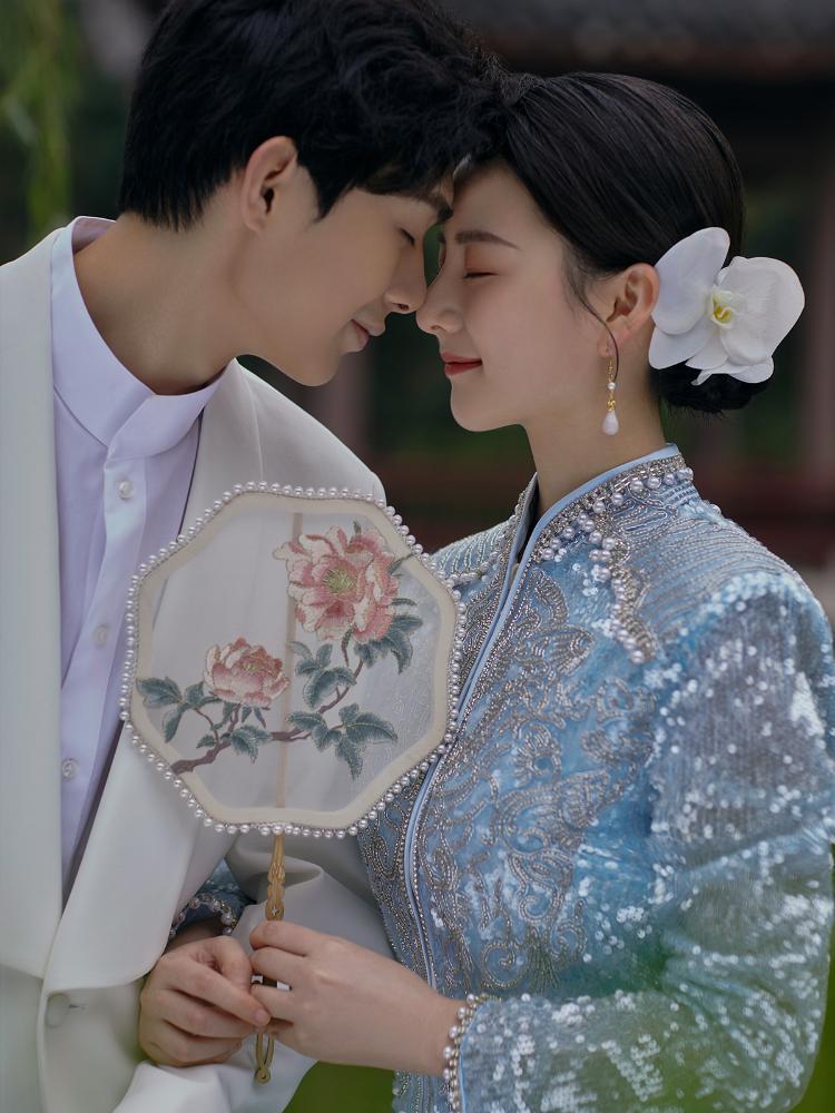 蓝色秀禾婚纱照 中式园林背景更显秀禾服的美