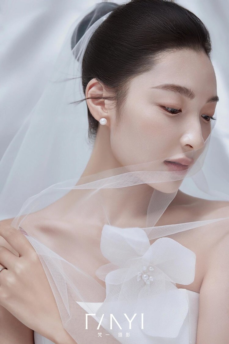 强烈推荐,创意无限的室内极简白纱婚纱照