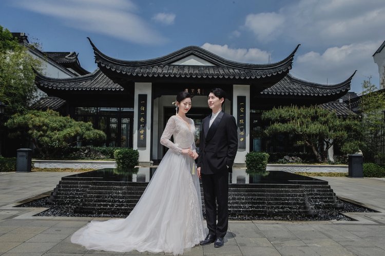 在徽派建筑的园林里 新中式园林婚纱照
