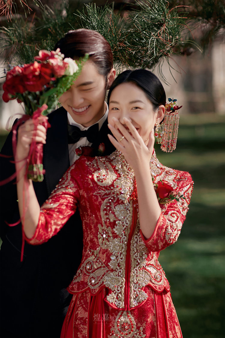 原来秀禾婚纱照也可以这么俏皮,外景抓拍